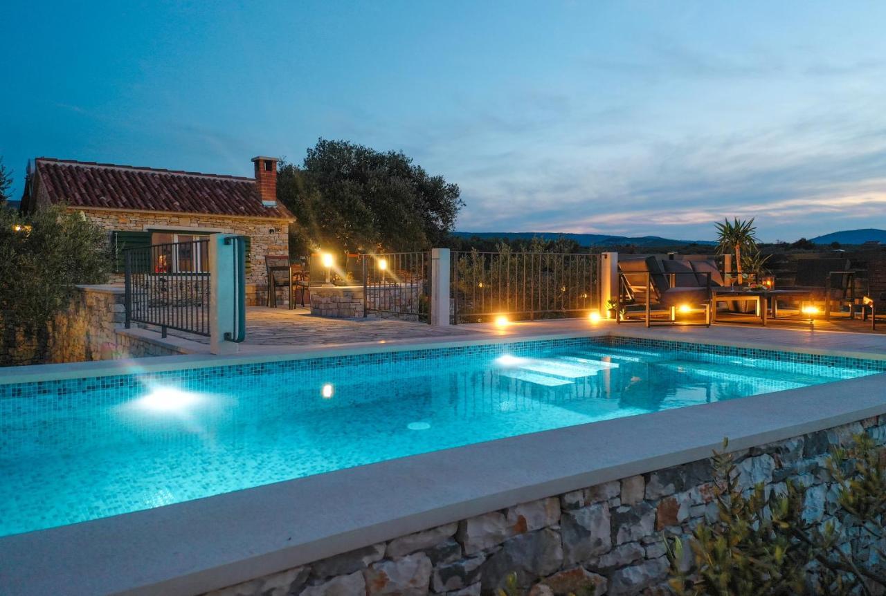 Heritage Holiday House Lori With Pool Postira Extérieur photo